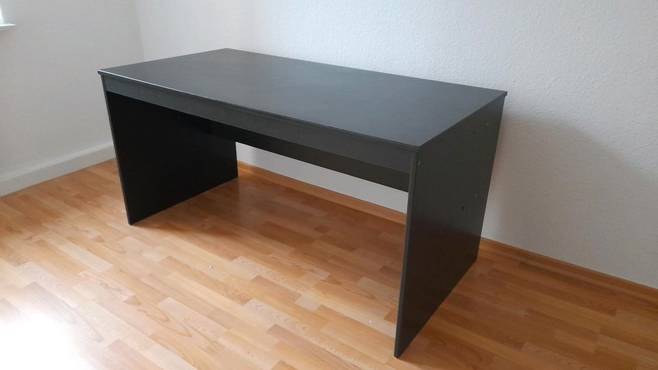Schreibtisch schwarz Spanplatte Büro PC Tisch in Leipzig