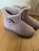 UGG Stiefel Boots Flieder Größe 38 Nordrhein-Westfalen - Löhne Vorschau