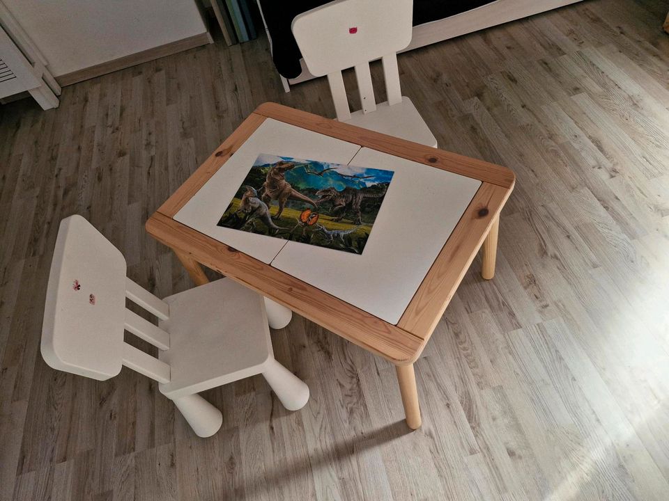 Kinder Tisch von Ikea mit Stauraum / Mamut ykinderstühle in Winsen (Luhe)