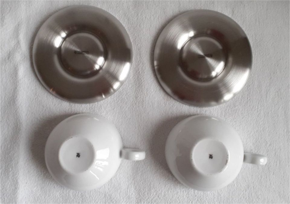 2 seltene WMF Kaffeetassen (Porzellan) mit Unterteller (Metall) in Bergatreute