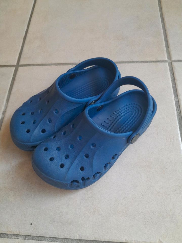 Mädchen Badeschuhe Crocs blau Gr. 12 in Düsseldorf