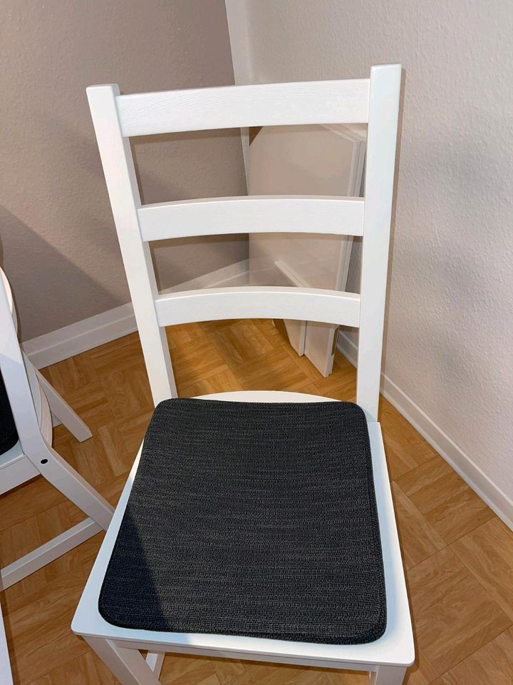 Ausziehbarer Esstisch mit 3 Stühlen Ikea in Bremen