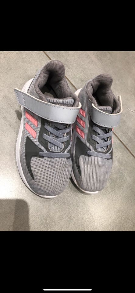 Adidas Turnschuhe Mädchen in Kamp-Lintfort