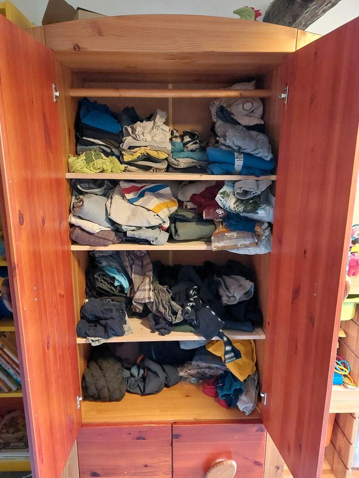 Kinderzimmer Möbel vollholz Kleiderschrank in Salzgitter