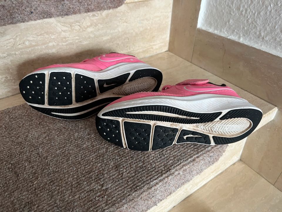 Schuhe Mädchen Nike 31 in Marburg