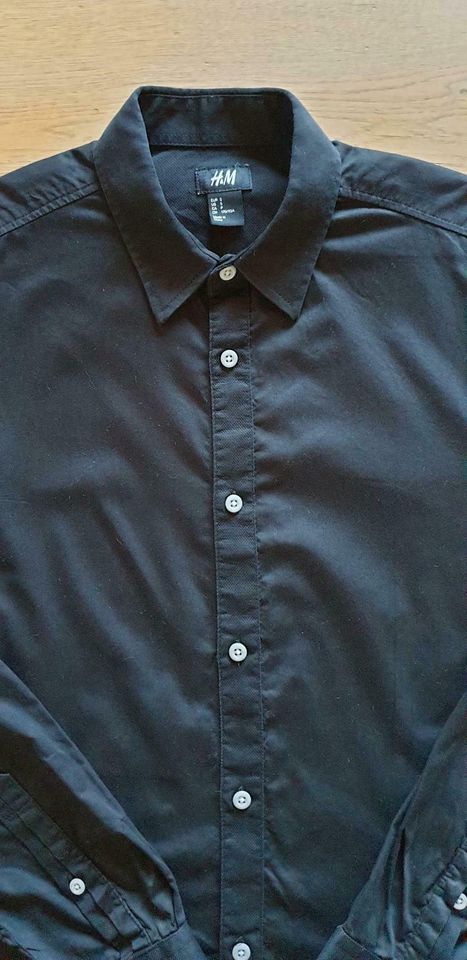 H & M Hemd schwarz mit weißen Knöpfen, Gr. S , Herren- Jungs in Bayern -  Weyarn | eBay Kleinanzeigen ist jetzt Kleinanzeigen