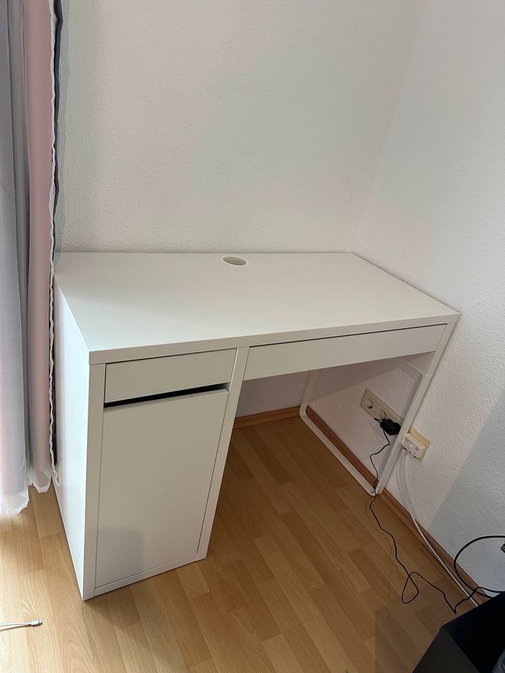 I offer a pc table in Braunschweig