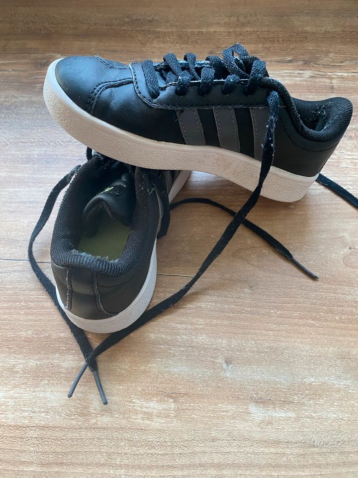 Adidas Turnschuhe in Berlin