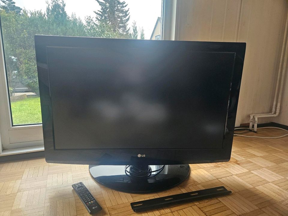 LG Fernseher 37 Zoll mit Wandhalterung in Cuxhaven