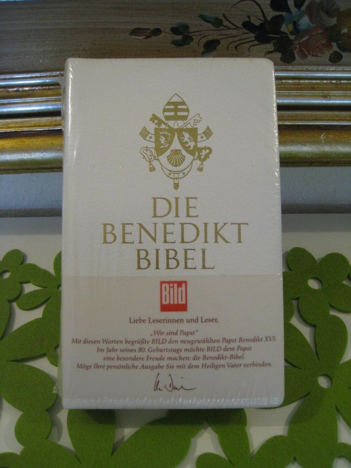 DIE BENEDIKT BIBEL - "Wir sind Papst" - Leder weiß Goldschnitt in Hartheim