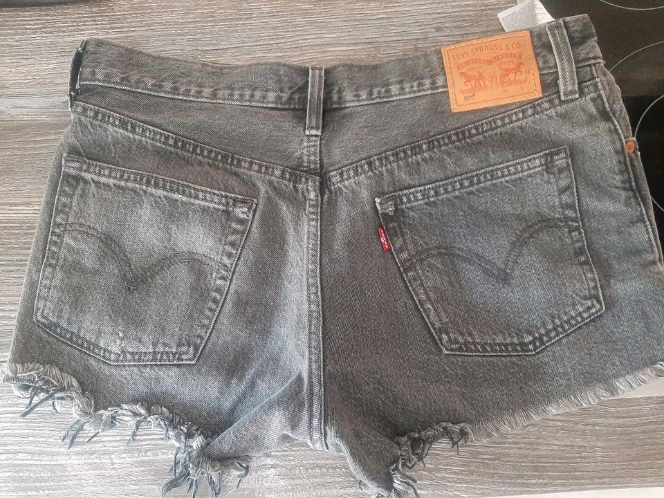 Levis Hotpants Shorts M 38 schwarz in Alpen