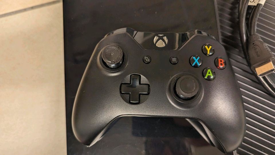 Xbox one+1 Controller in Selm