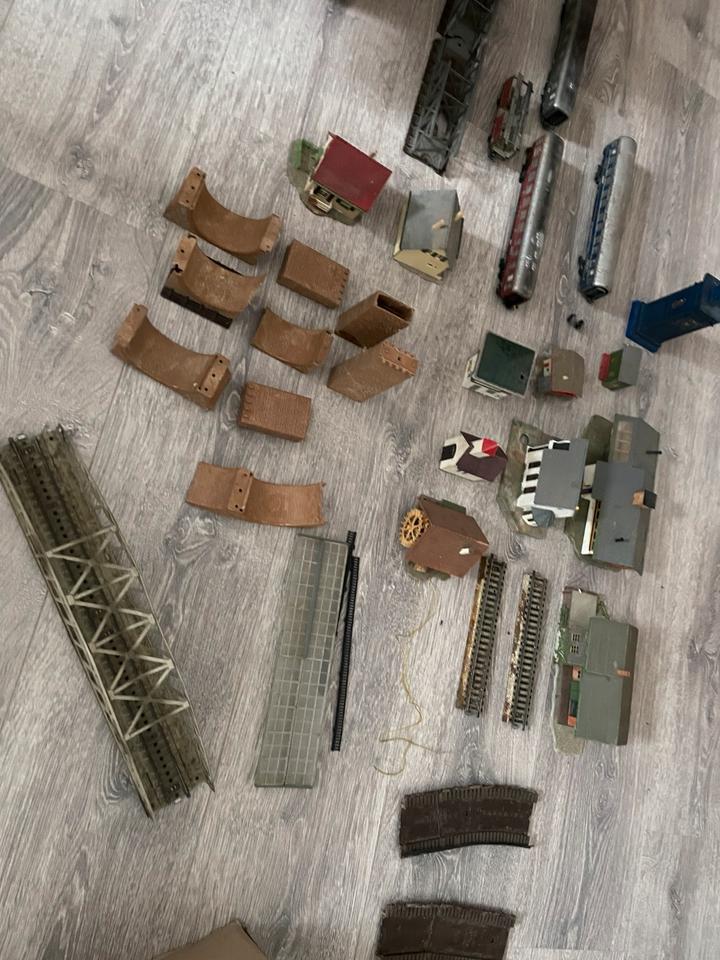 Großes Modelleisenbahn Konvolut H0-Gleise, Waggons, Gebäude, … in Sigmaringendorf