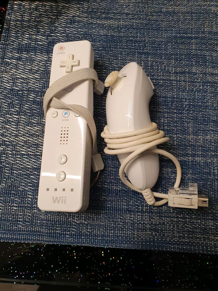 Nintendo Wii Remote Controller und Nunchuck in Duisburg