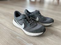 Nike Revolution Gr 31.5 Kinderschuhe Sneaker Berlin - Köpenick Vorschau
