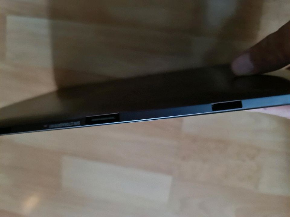 Defektes Asus Tablet mit breitem Stecker in Wesel