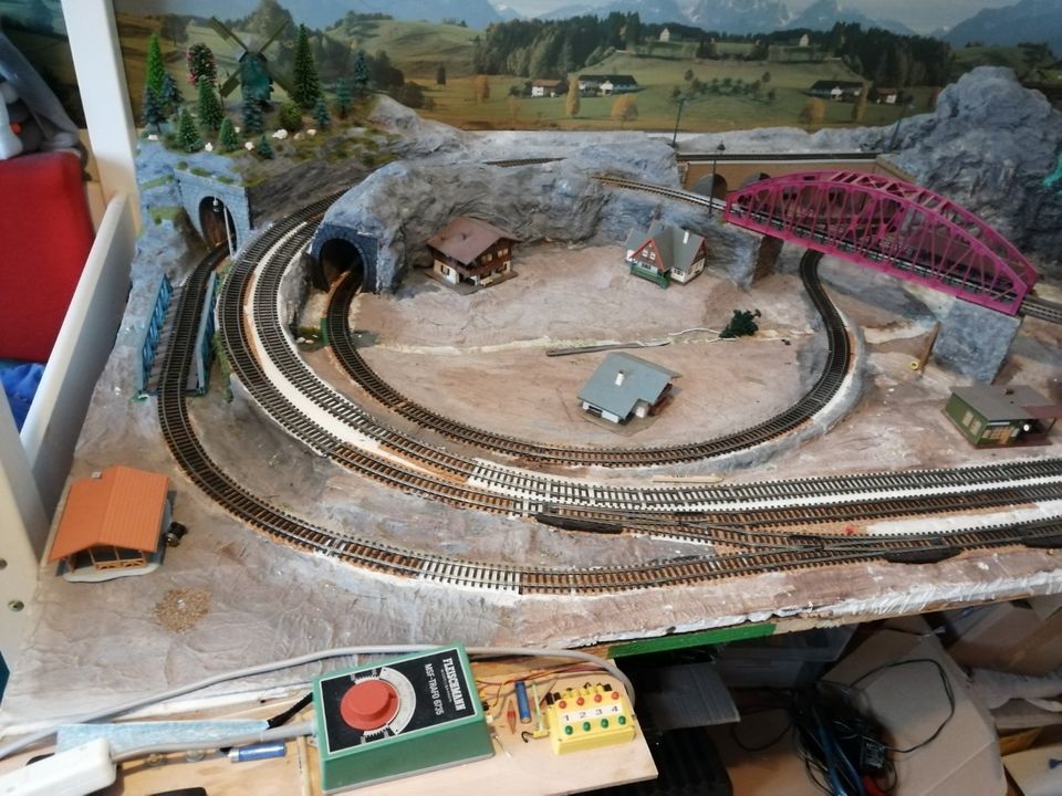 Modelleisenbahn ,Platte mit Zubehör und rollenden Material in Chemnitz