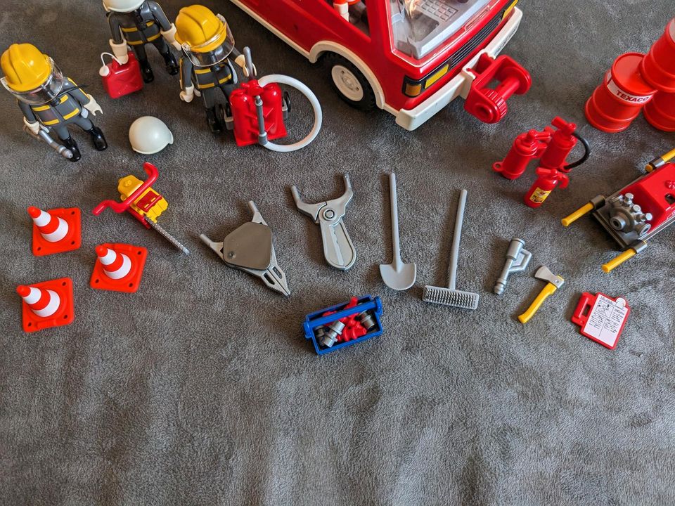 Playmobil Feuerwehr & Polizei mit Zubehör + 2 Fahrzeuge GESCHENKT in Nürnberg (Mittelfr)