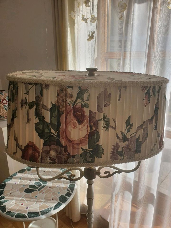 Vintage Stehlampe 150 cm 4 flammig Blumen in Utting