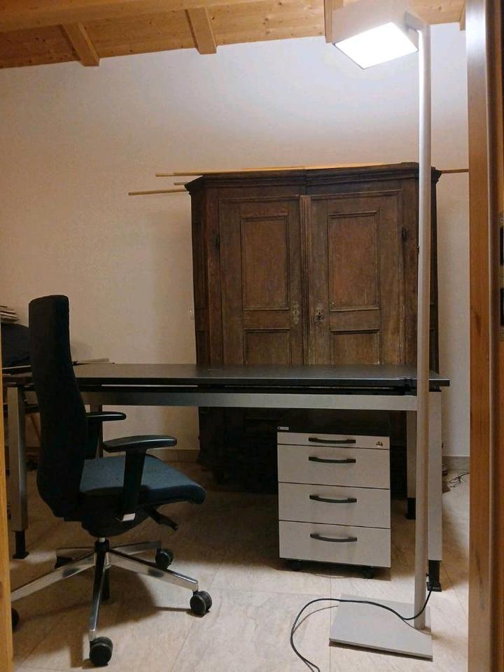 Büroeinrichtung Tisch Lampe Rollcontainer Bürostuhl Büro in München