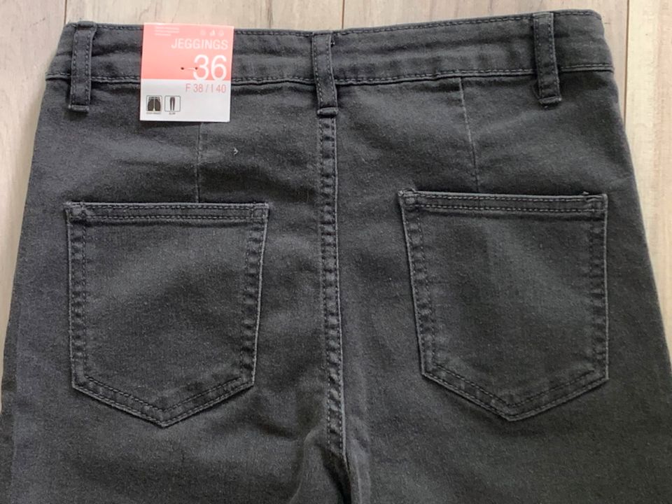 Neu: Jeans, Gr. 36 in Düsseldorf