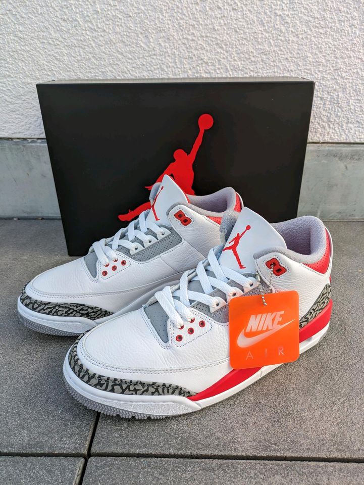 Nike Air Jordan 3 Fire Red 2022 neu Gr. 42,5 in München