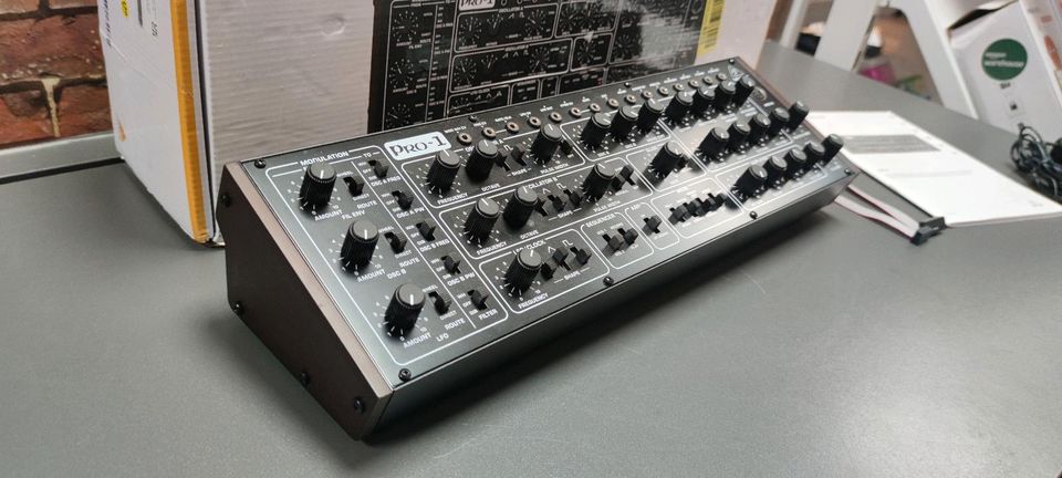 Behringer Pro-1 Analog Synthesizer 16 Voice Poly Chain in Soest