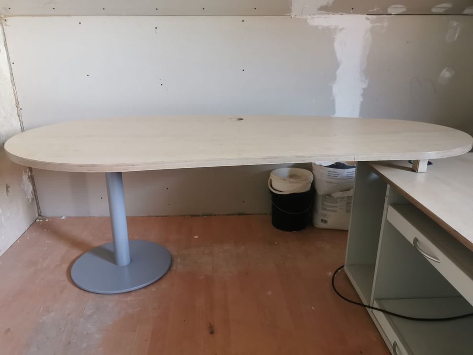 Massiver Schreibtisch in Sassenberg