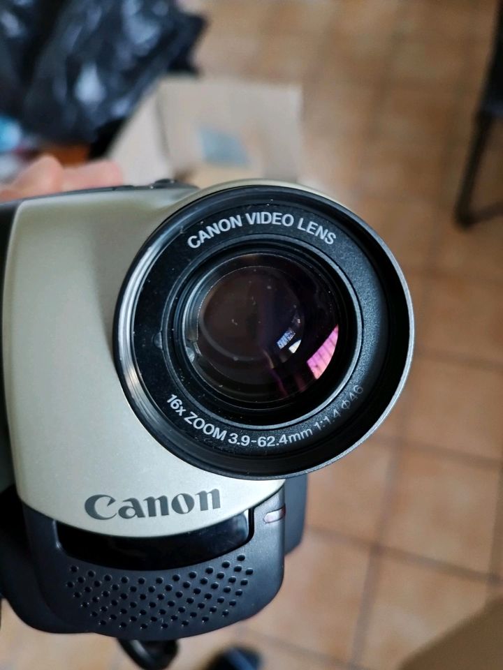 Canon UC 6000 Videokamera/ Camcorder mit viel Zubehör in Horneburg