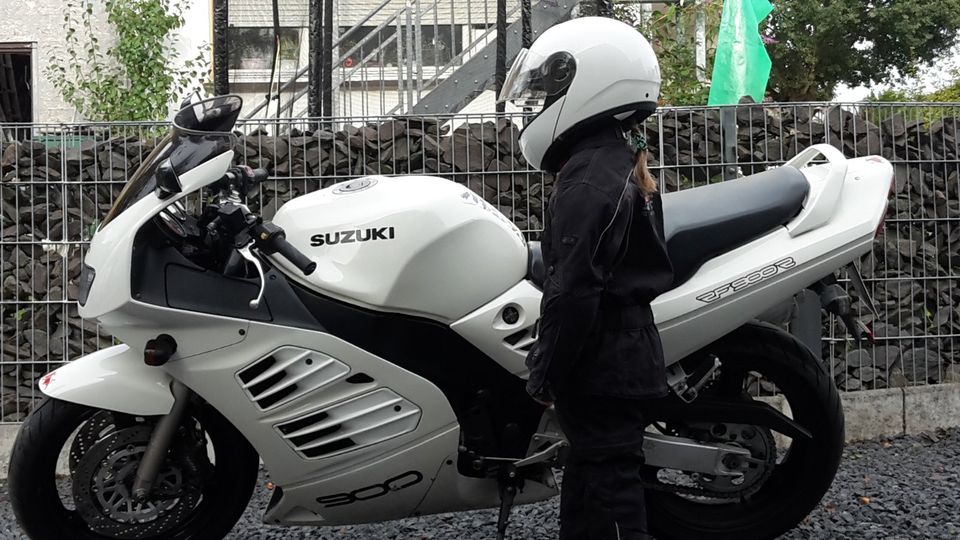 Suzuki RF900R in Bergisch Gladbach