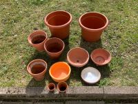 7 Terracotta-Blumentöpfe + 2 Untertöpfe + 2 große Kunststofftöpfe München - Bogenhausen Vorschau