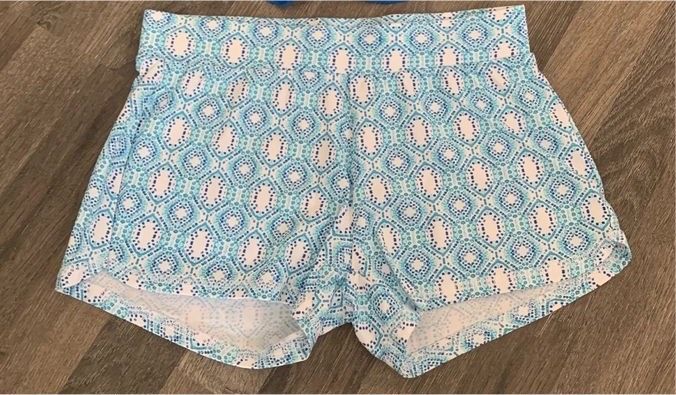 Mädchenkleidung Shorts Gr. 164 blau weiß neuwertig in Gersthofen