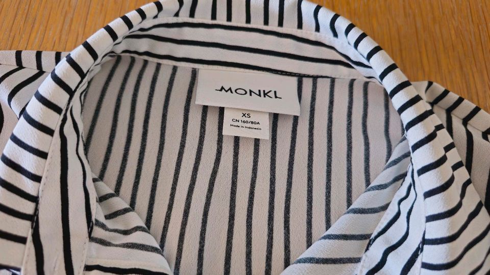 Schwarz weiß gestreifte Bluse mit langen Ärmeln und Gürtel Monki in Dresden