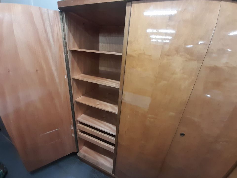 #B Kleiderschrank 4 türig DDR Hochglanz Holz Kleiderstange Retro in Burgstädt