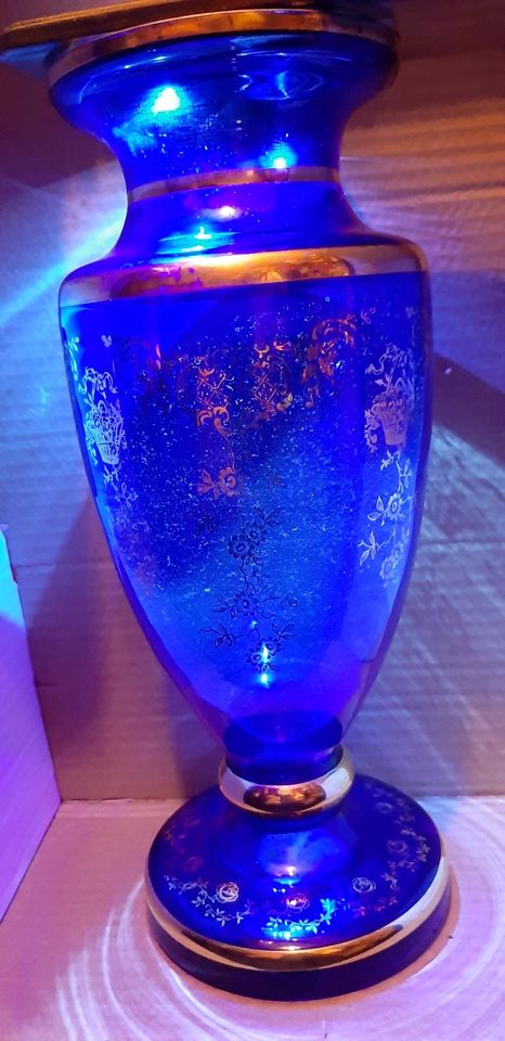 Vase aus geschliffenem kobaltblauem Böhmischem Glas 24karat Gold in Celle