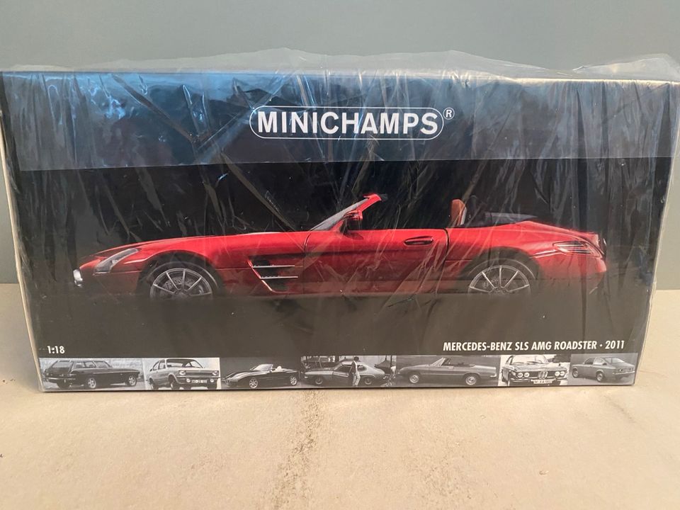 MERCEDES-BENZ SLS AMG ROADSTER • 2011  Minichamps  1:18 in Regensburg