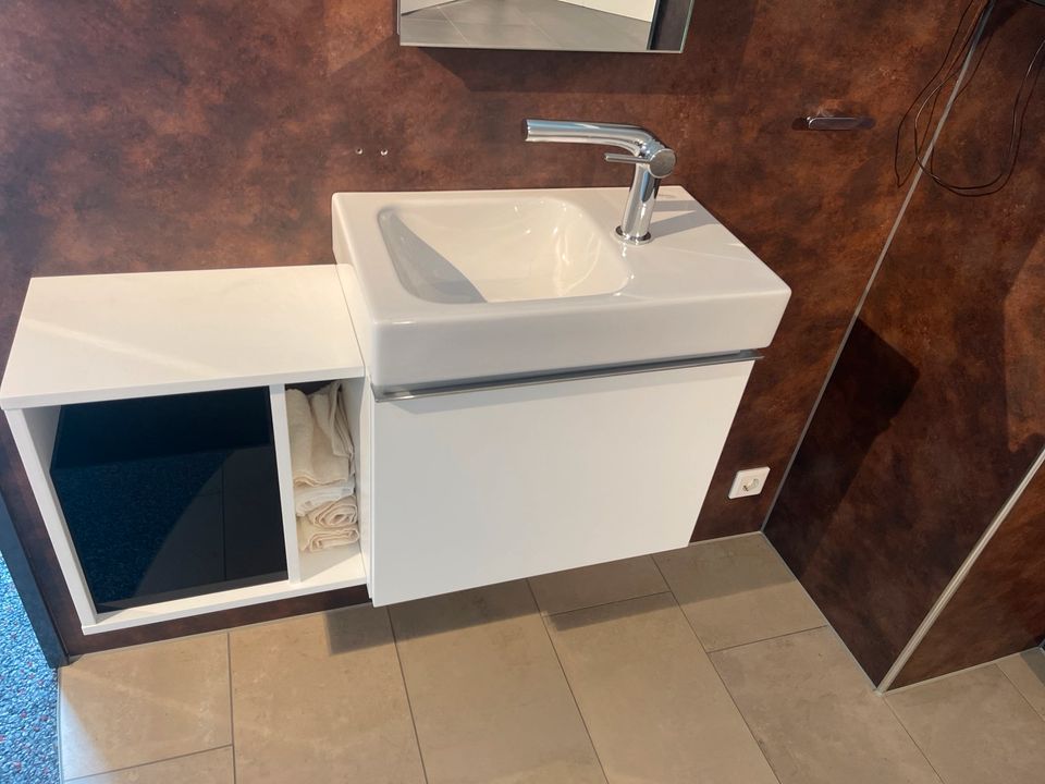 Badezimmer Waschbecken Set mit Unterschrank und Spiegel in Hamminkeln