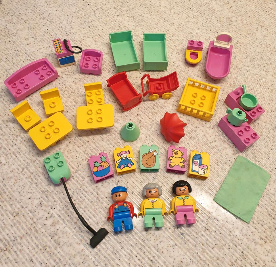 Lego Puppenhaus Teile: Figuren, Betten, Stühle etc. in Uedem