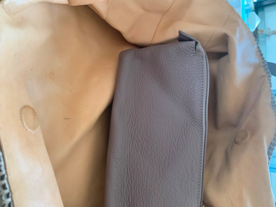 Strenesse Handtasche Leder Weboptik Farbe Taupe in Aachen