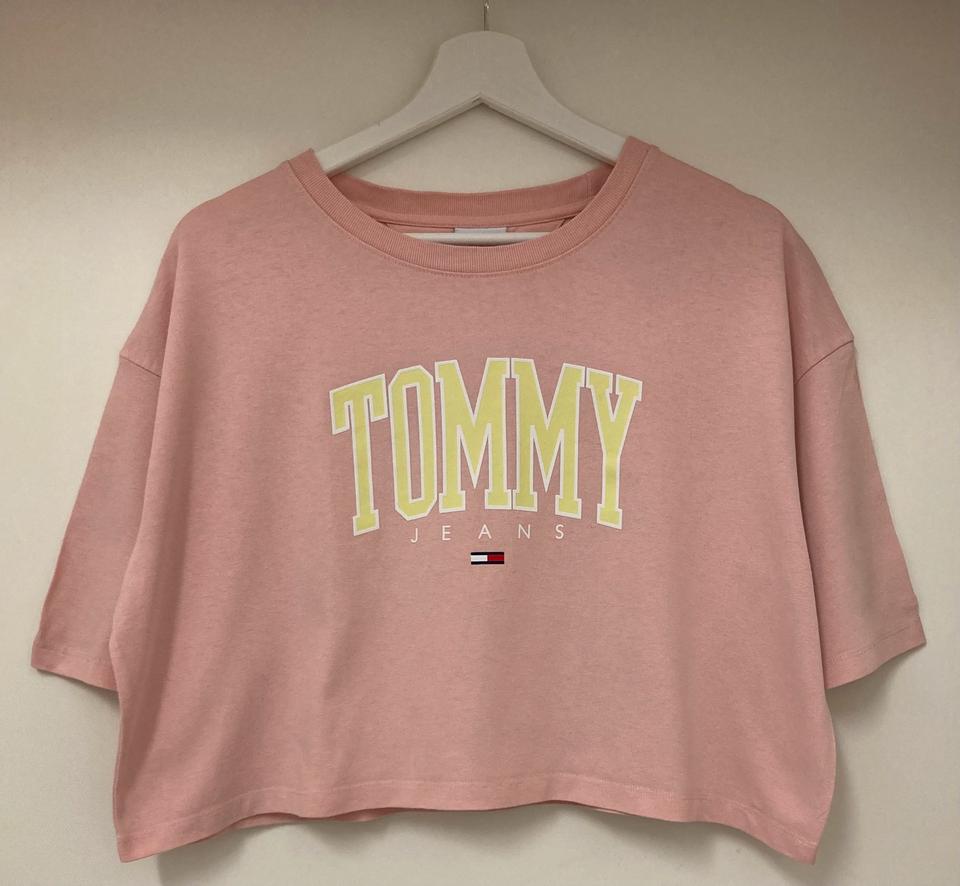 Tommy Jeans Cropped T-Shirt mit Label Print Wichtige Info! in Leipzig