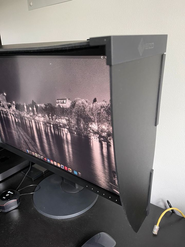 Eizo CS2730 mit EX3 und Lichtschutzblende in Berlin