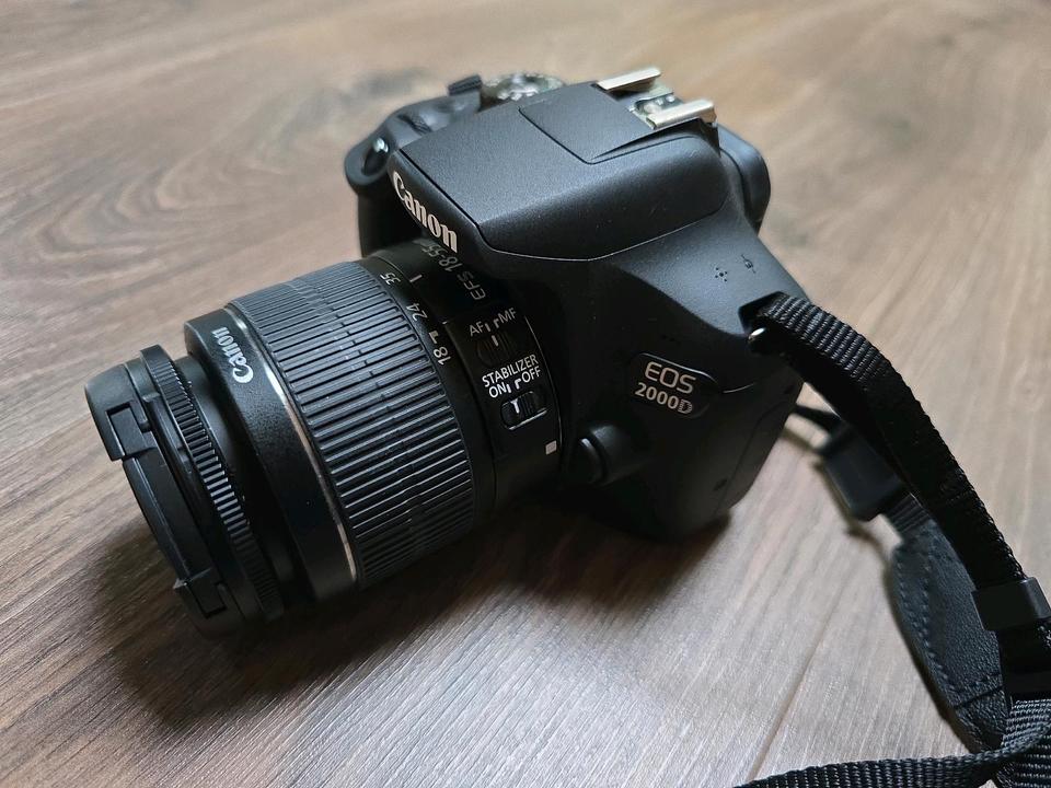 Digitalkamera, Spiegelreflexkamera Canon EOS 2000D, wie neu in Malching