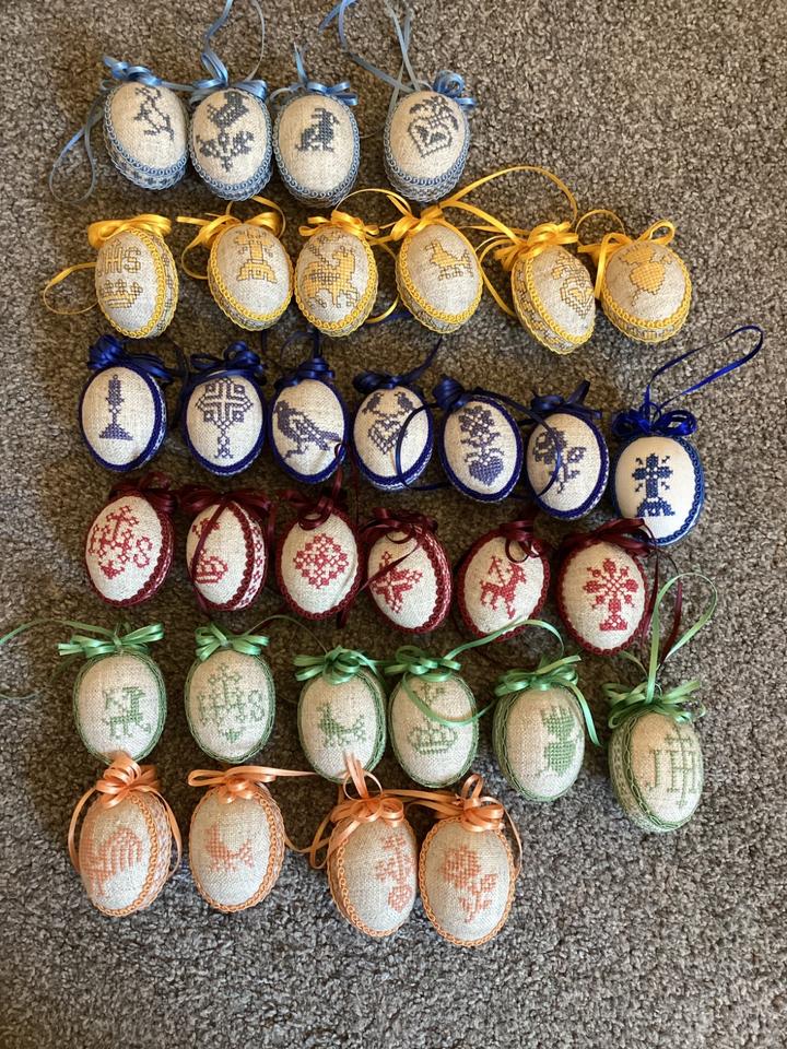 Gestickte Eier, Ostereier, Ostern, Handarbeit, Preis pro Stück in Schechen