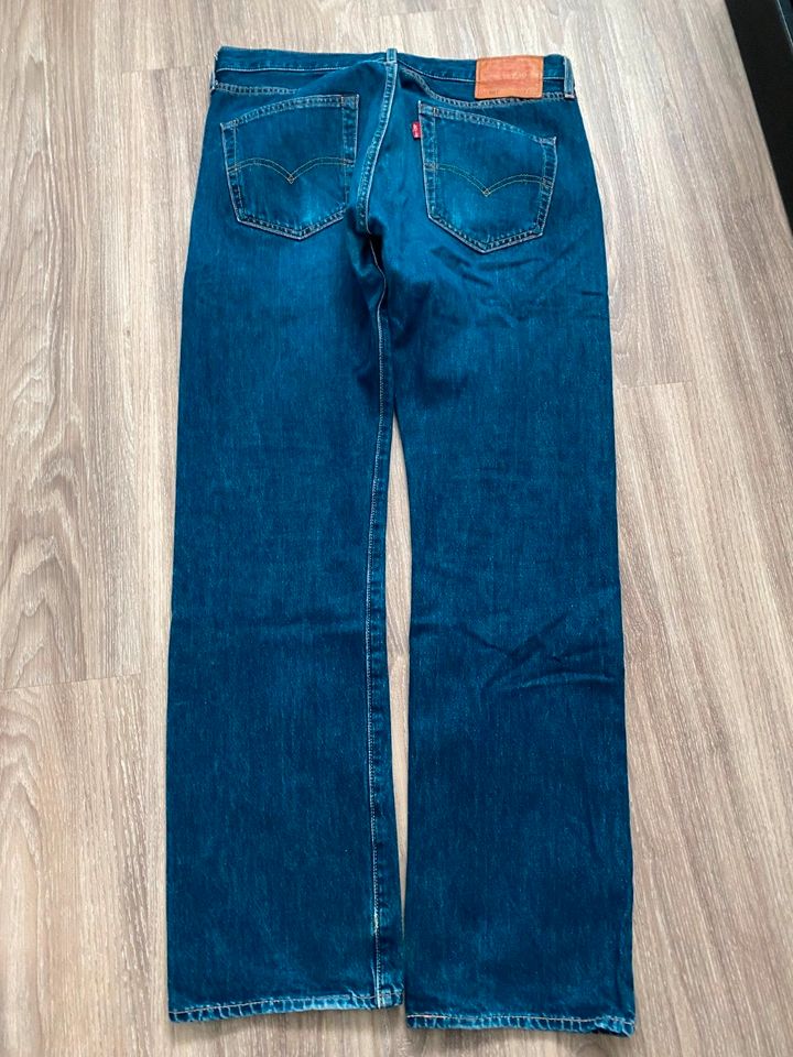 Levi's Jeans 501 blau Gr. 33/32 in Essen