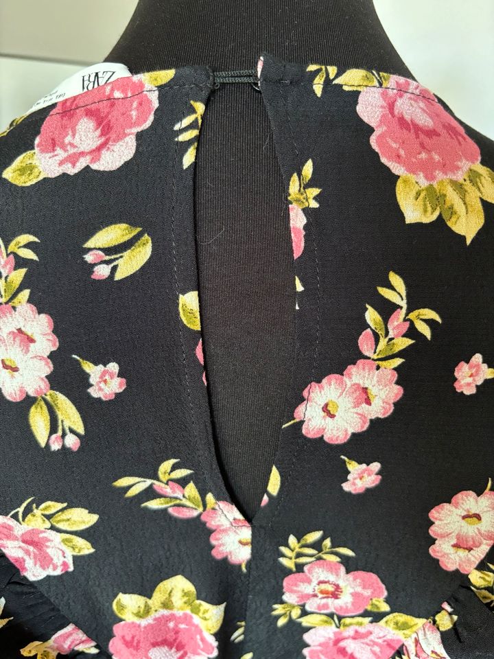 Neuwertig! Süßes Mini Kleid von Zara mit Rosen Print in München