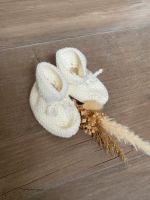 NEU Handmade Häkelschuhe Babyschuhe Creme neutral unisex Nordrhein-Westfalen - Anröchte Vorschau
