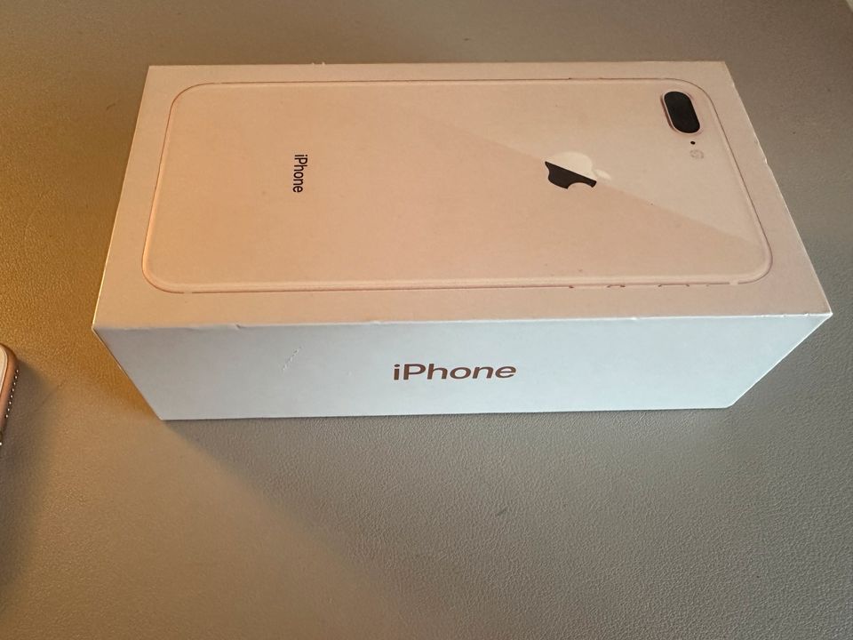 iPhone 8 Plus 64 GB in Roségold in Hildesheim