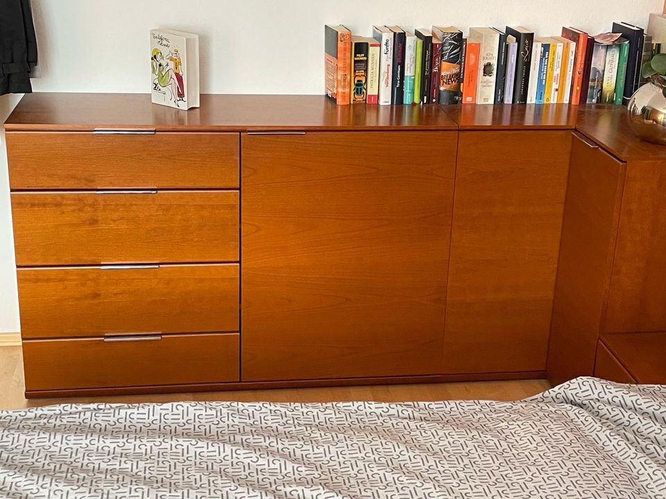 Schlafzimmer - Kleiderschrank / Bett / Kommode in Gäufelden