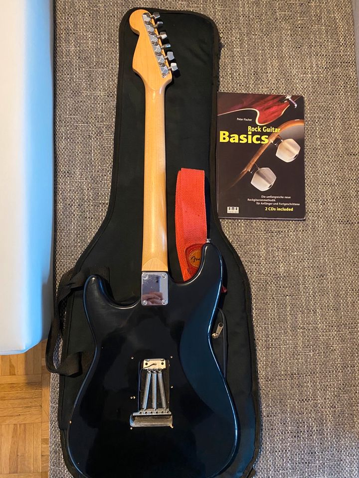 Fame Gitarre mit Lehrbuch und Tasche in Köln