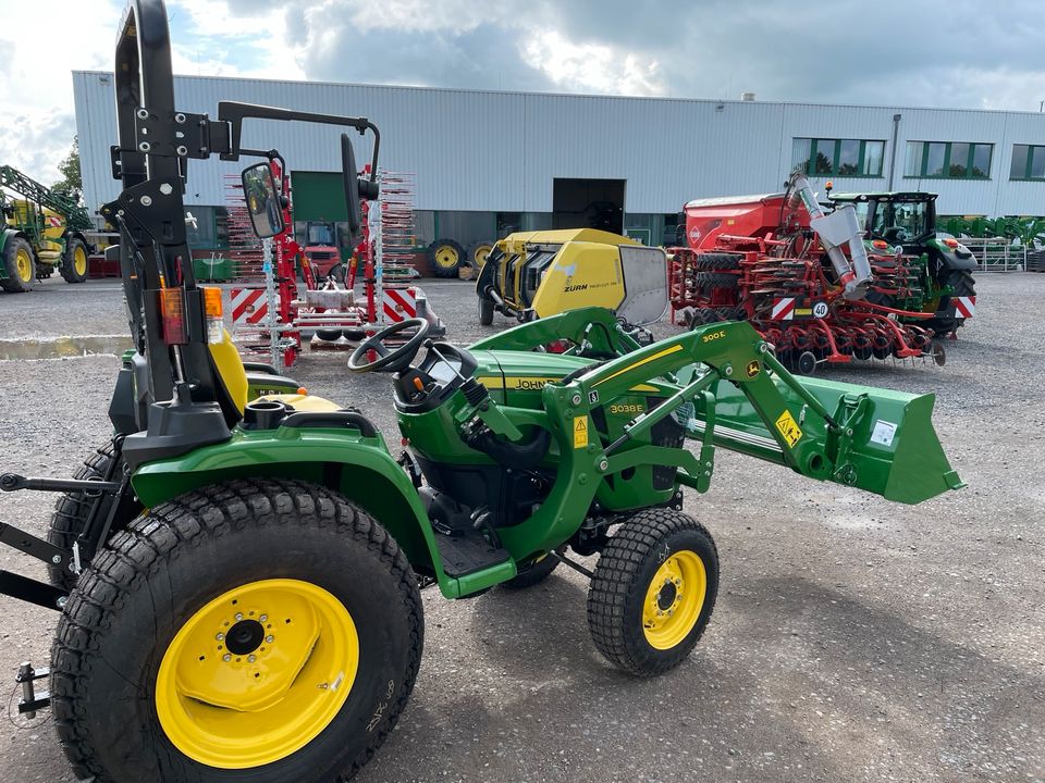 John Deere 3038E Kommunaltraktor mit Frontlader, Abgasstufe V in Barsinghausen